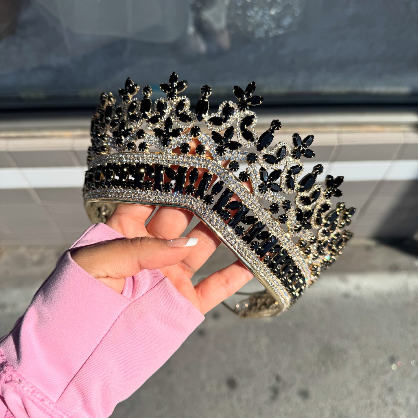 Black and gold crown ๐