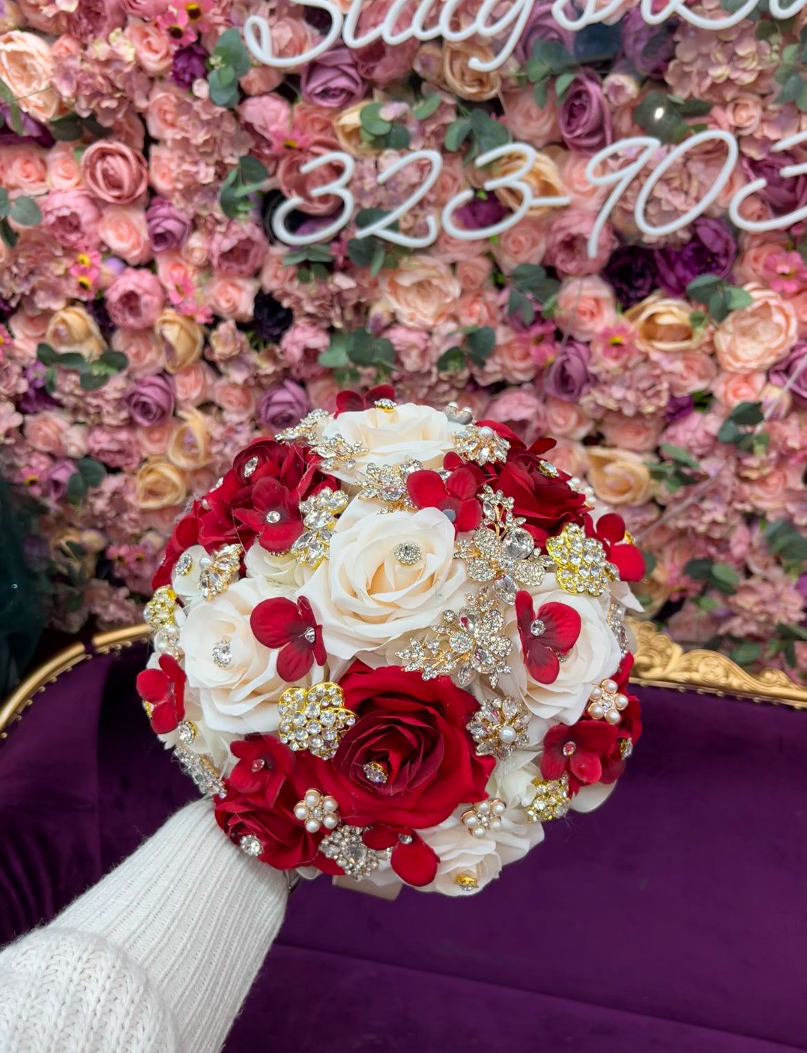 Wine red and cream ramo