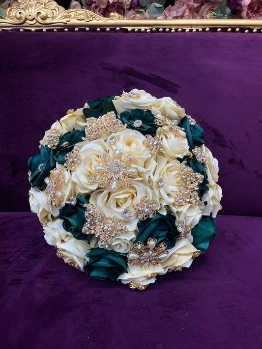 Emerald green and white bouquet ✨