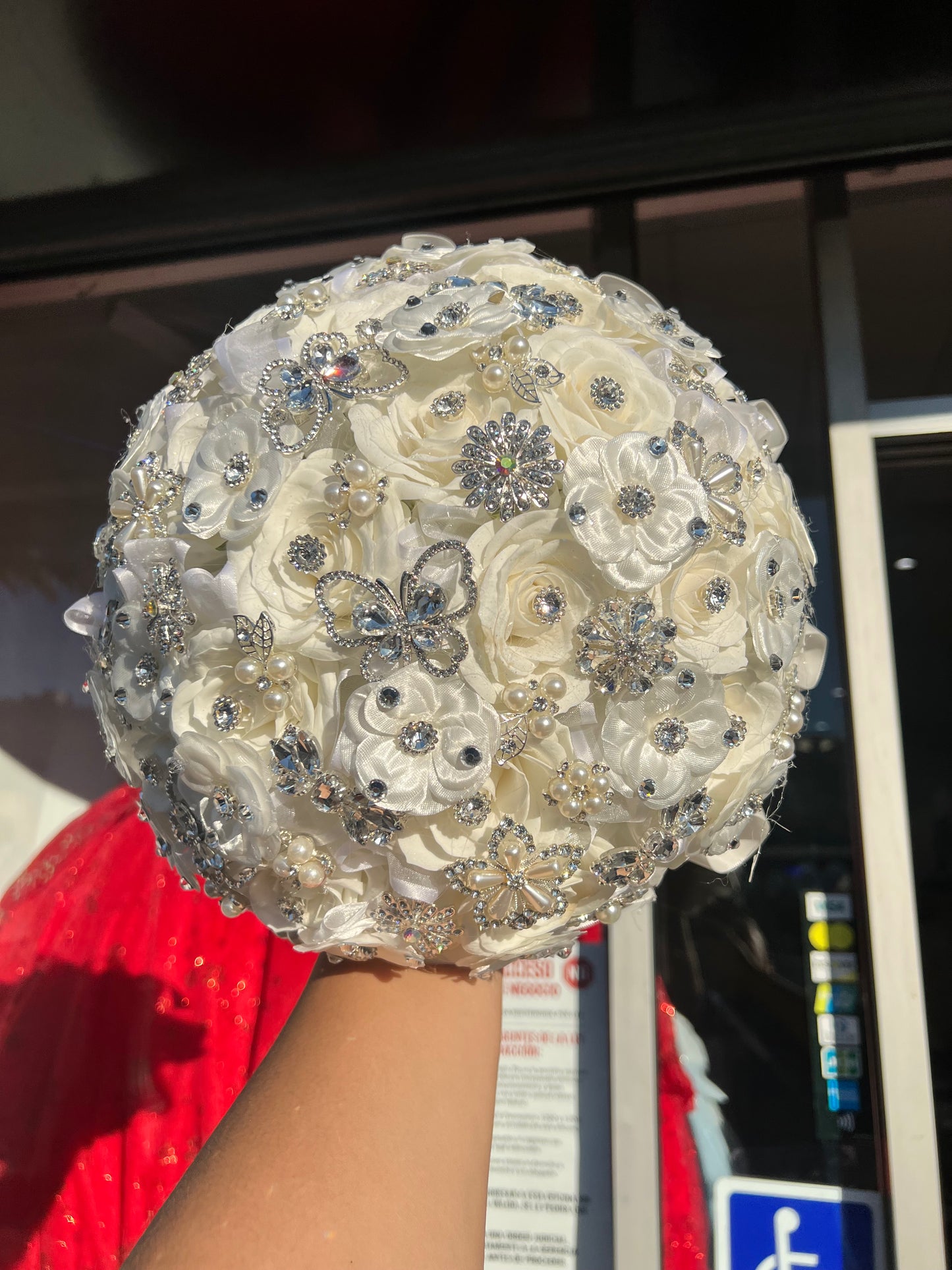 White with silver bouquet 💐