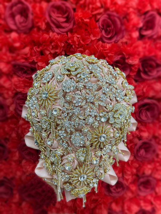 Bouquet Blush with gold brooch